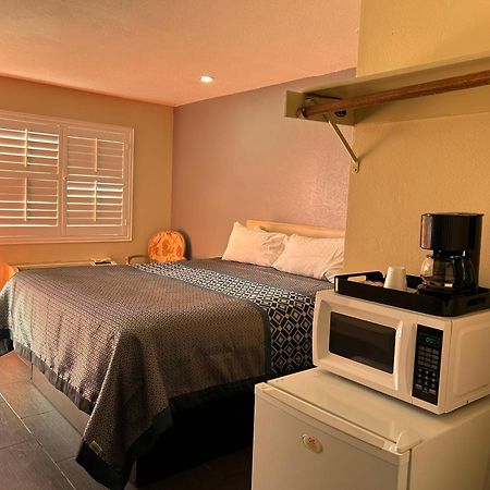California Inn Hotel And Suites Adelanto Us 395 Екстер'єр фото