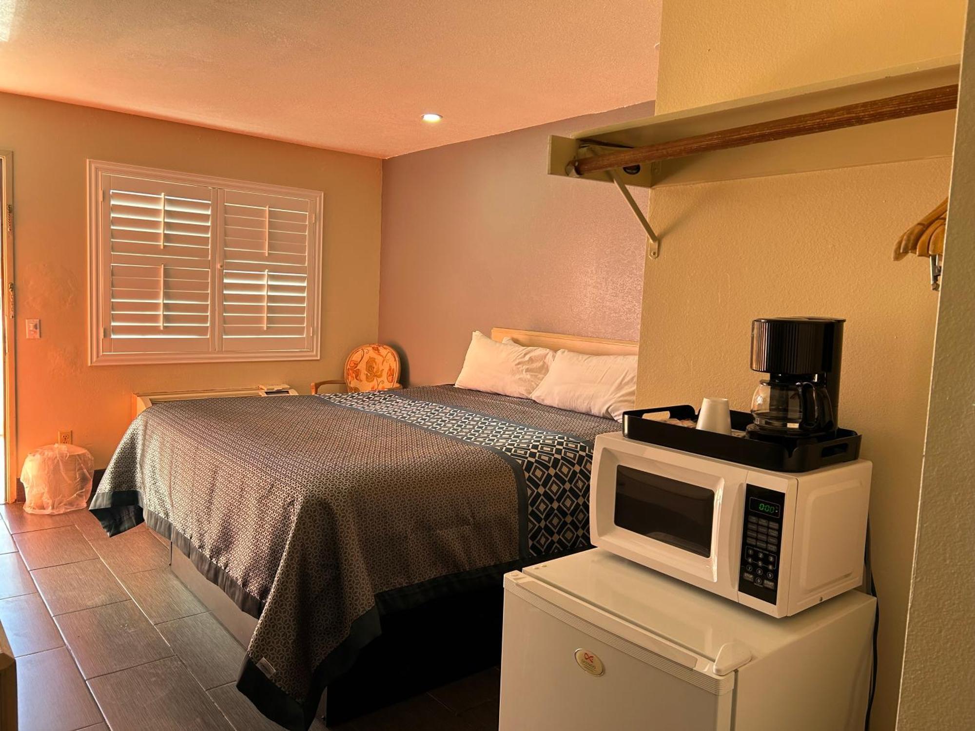 California Inn Hotel And Suites Adelanto Us 395 Екстер'єр фото