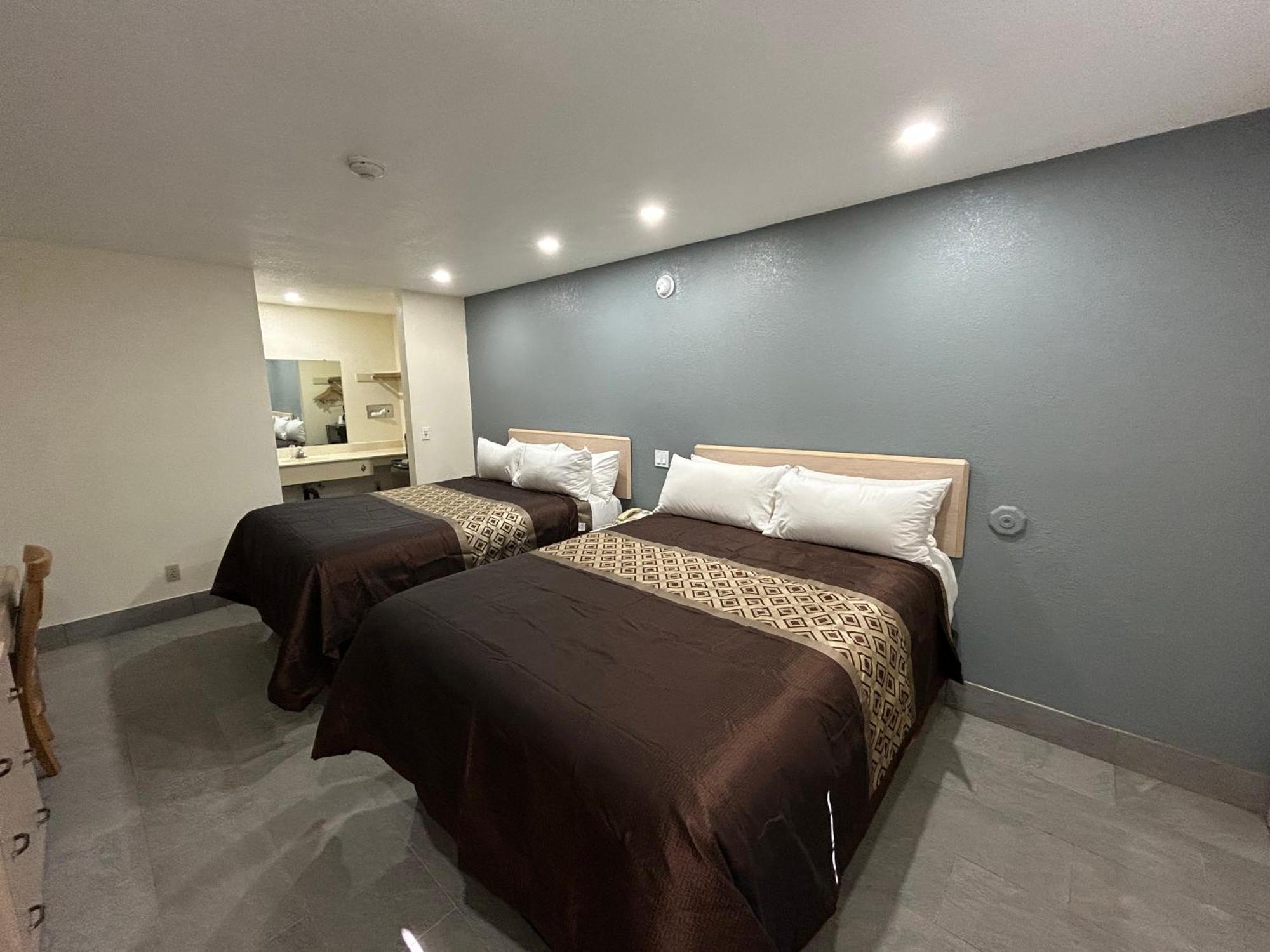 California Inn Hotel And Suites Adelanto Us 395 Екстер'єр фото
