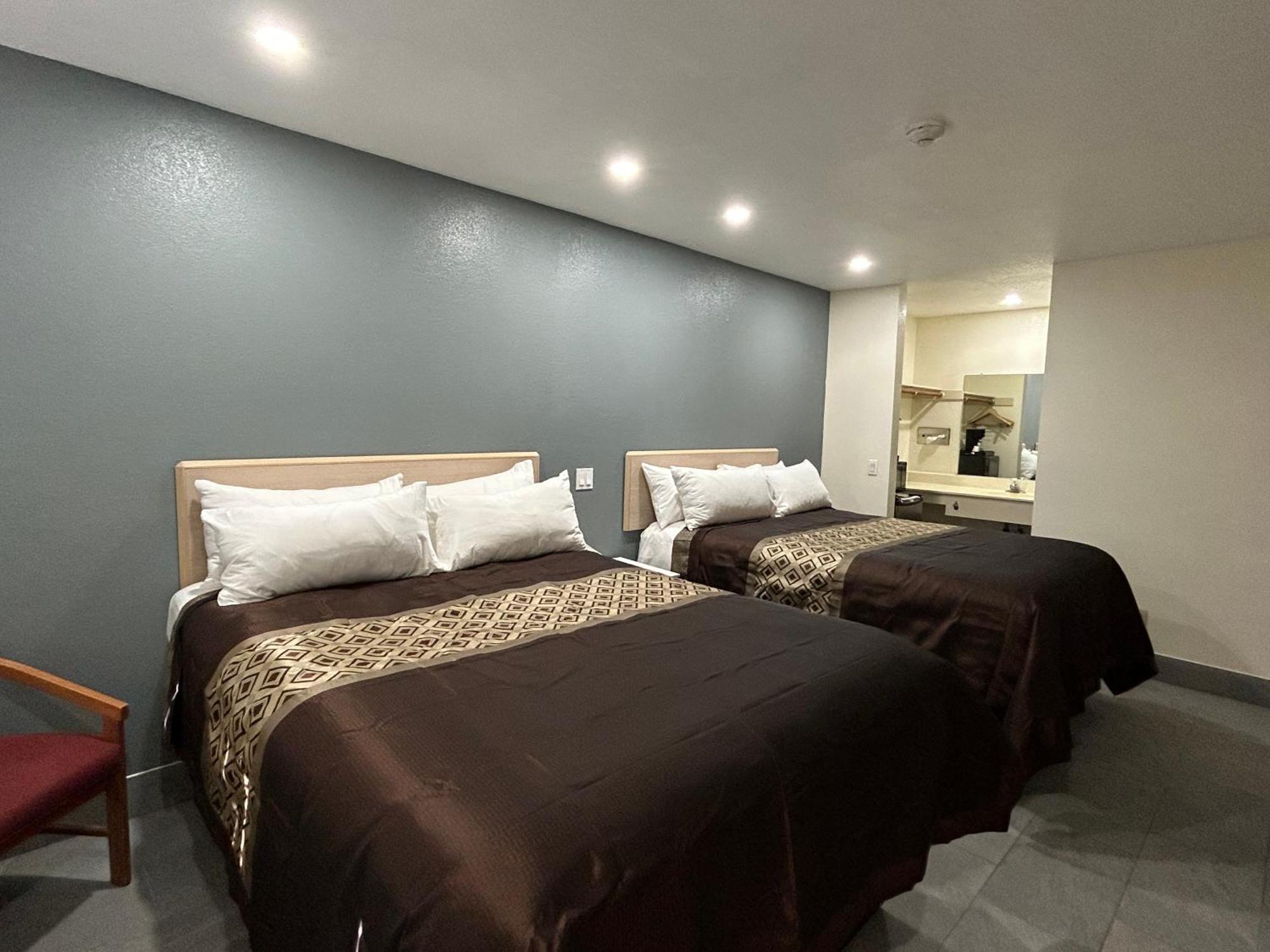 California Inn Hotel And Suites Adelanto Us 395 Екстер'єр фото