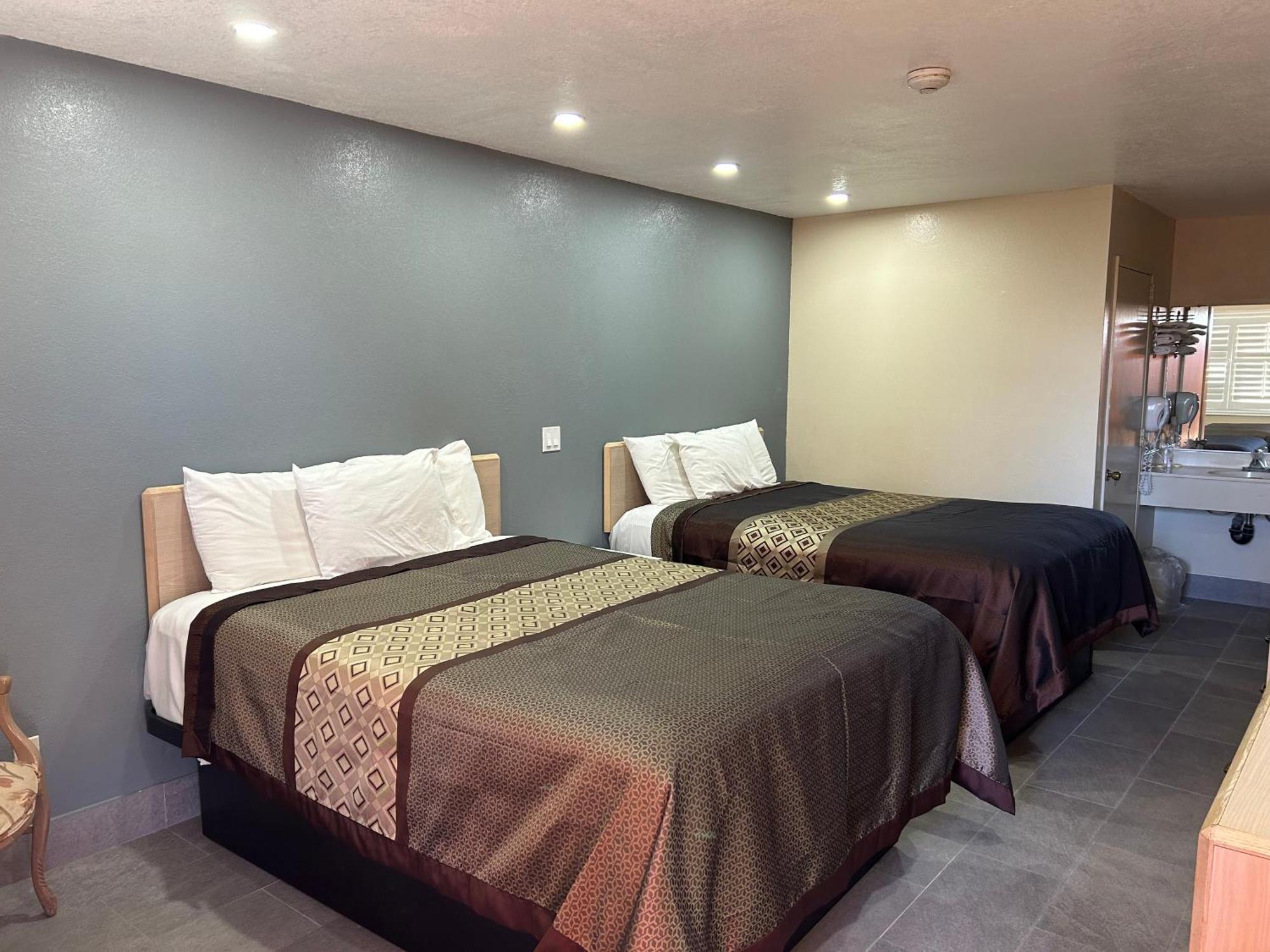 California Inn Hotel And Suites Adelanto Us 395 Екстер'єр фото