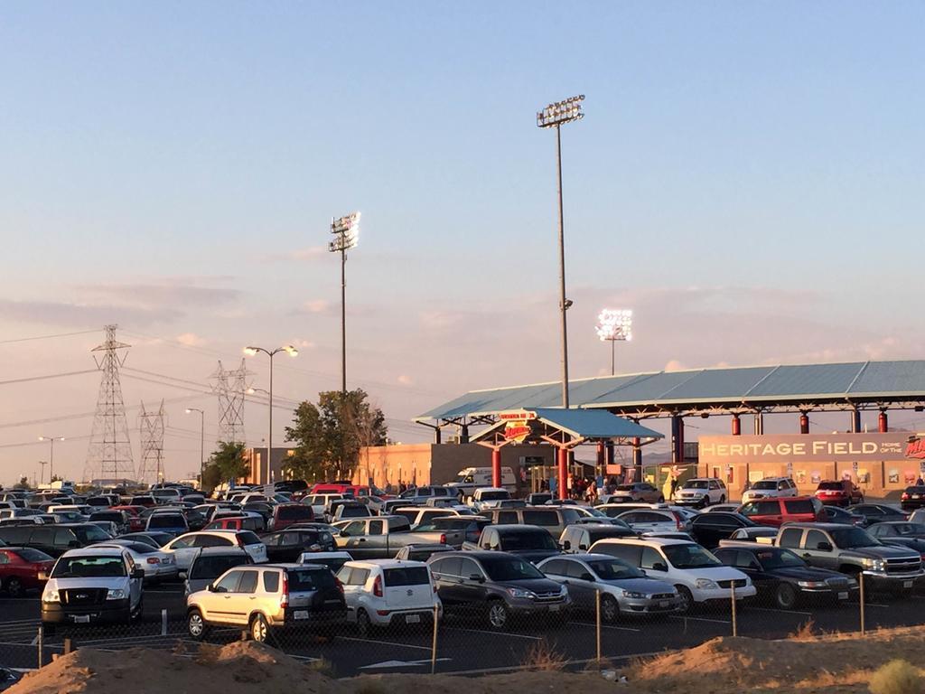 California Inn Hotel And Suites Adelanto Us 395 Екстер'єр фото