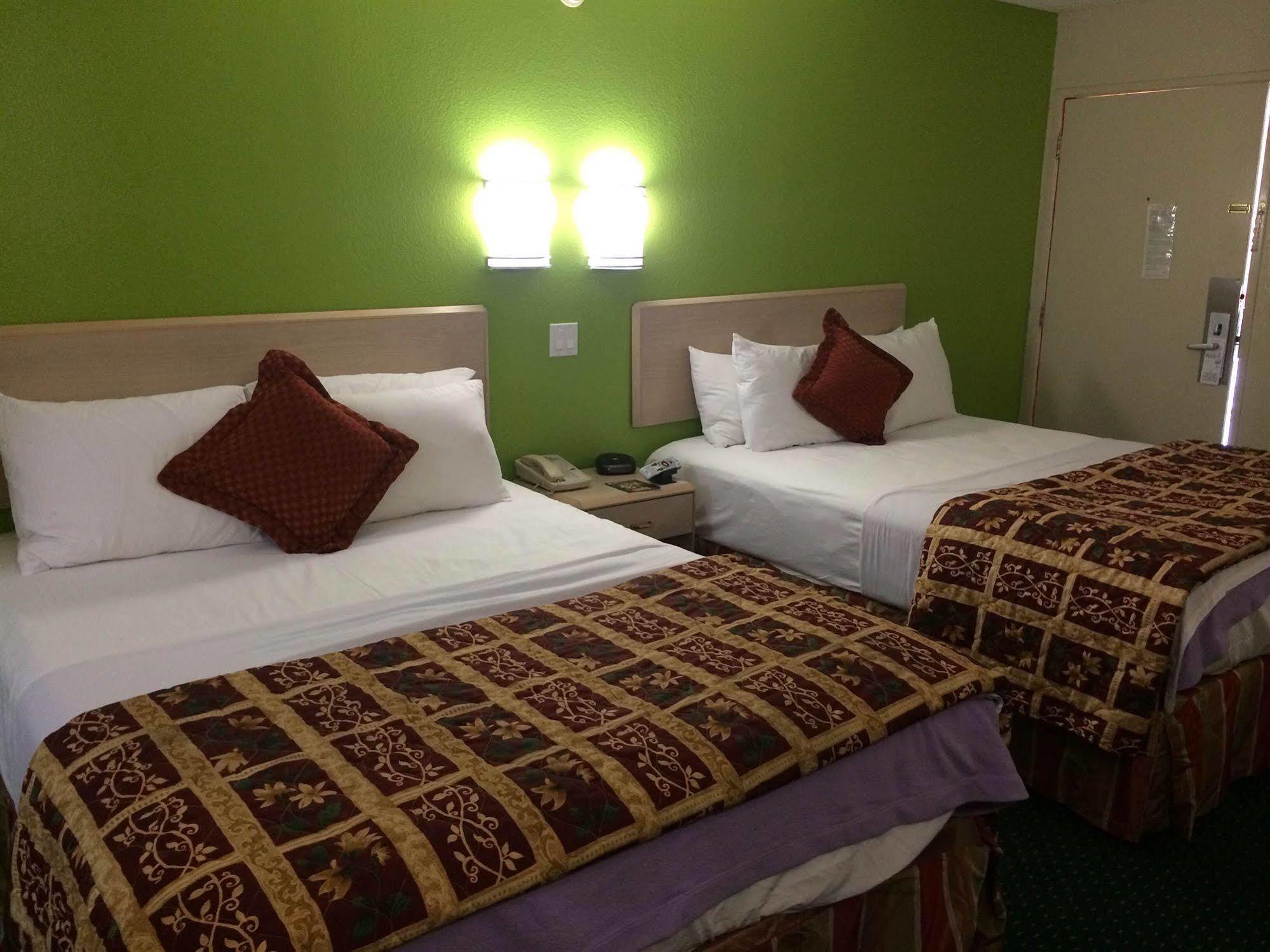 California Inn Hotel And Suites Adelanto Us 395 Екстер'єр фото
