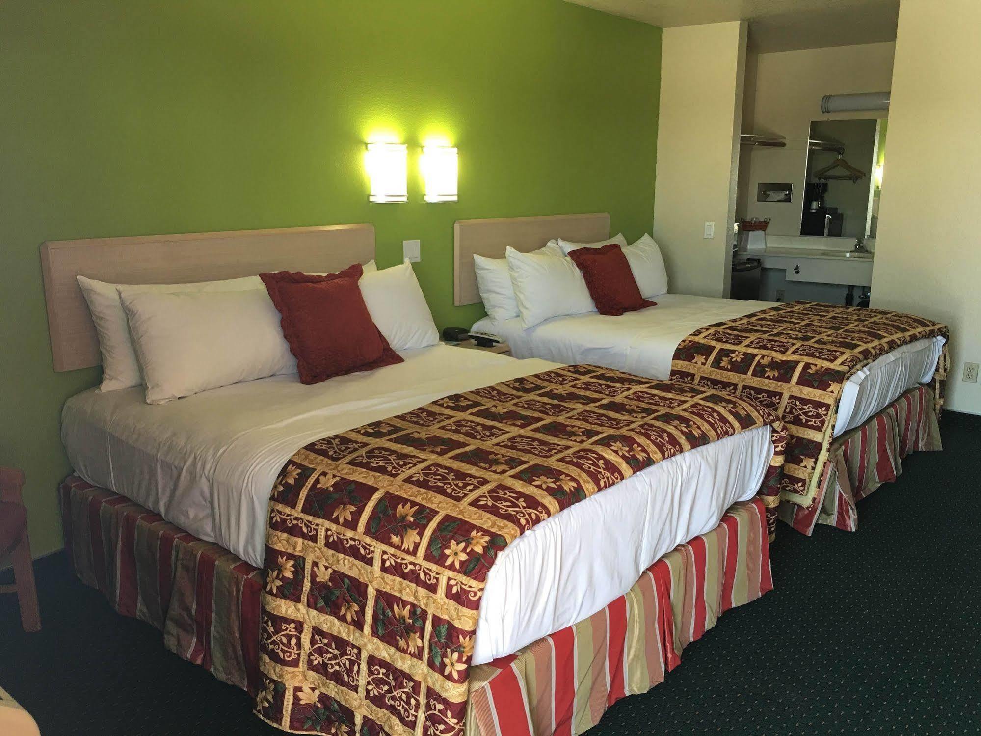 California Inn Hotel And Suites Adelanto Us 395 Екстер'єр фото